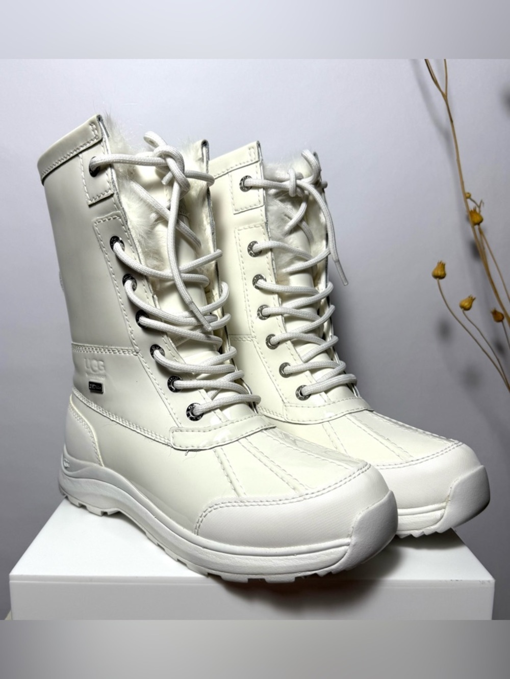 UGG Adirondack lll Patent Boot in All White Lace-Up Winter Ankle Boots | Size 6 - Picture 3 of 8